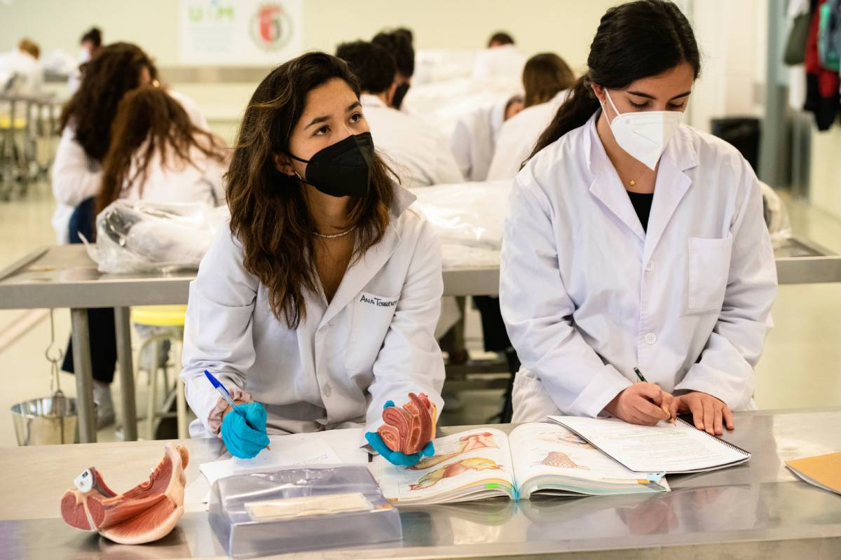 Dos alumnas de Medicina en la Sala de Disección de la Facultad de Medicina de la Universidad Autónoma de Madrid (Foto: Mauricio Skrycky)